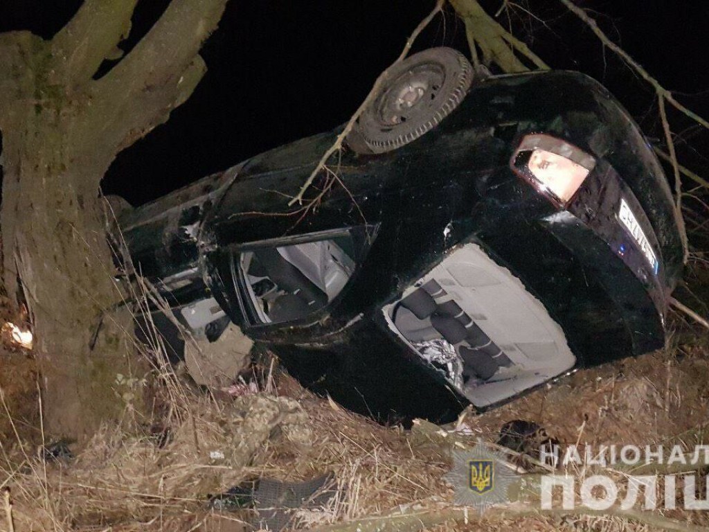 На Львовщине Kia Cerato перевернулся и влетел в дерево, пассажир скончался на месте (ФОТО)