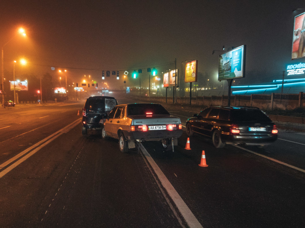 Пьяный водитель устроил массовое ДТП на выезде из Киева (ФОТО, ВИДЕО)