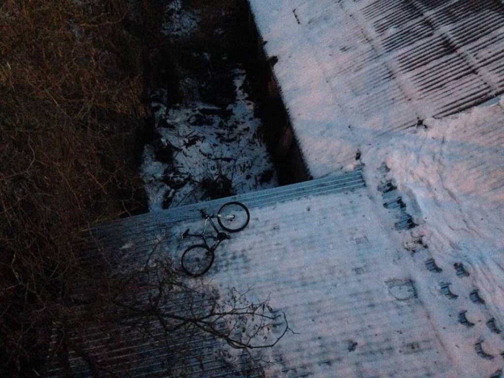 Велосипед отлетел на крышу здания: В Ивано-Франковске водитель Mercedes сбил велосипедиста (ФОТО)