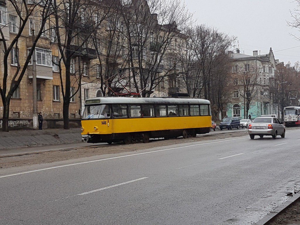 В Днепре трамвай с пассажирами сошел с рельсов (ФОТО)