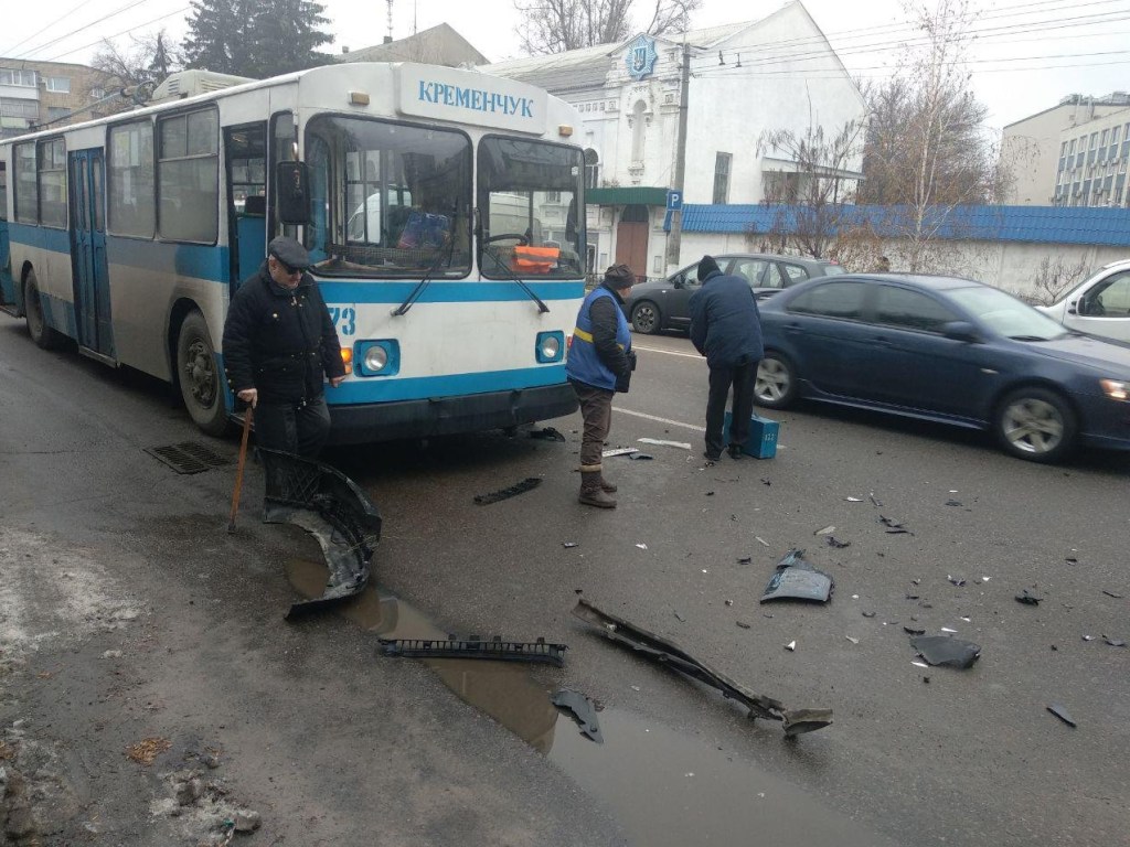 В Кременчуге столкнулись 2 автомобиля и троллейбус (ФОТО)