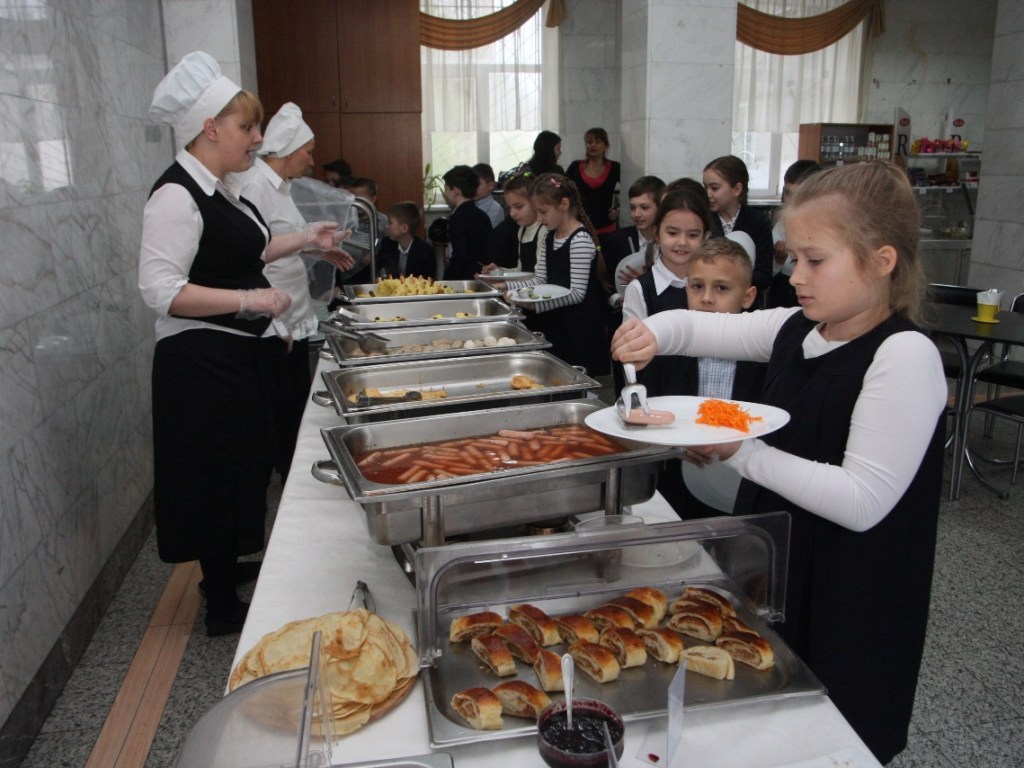 В школах Киева введут новую модель питания