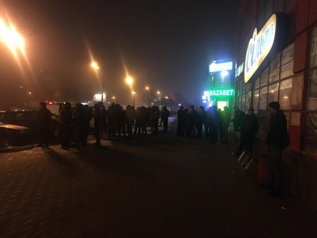 В Киеве рейдеры пытались захватить ТЦ – соцсети (ФОТО, ВИДЕО)