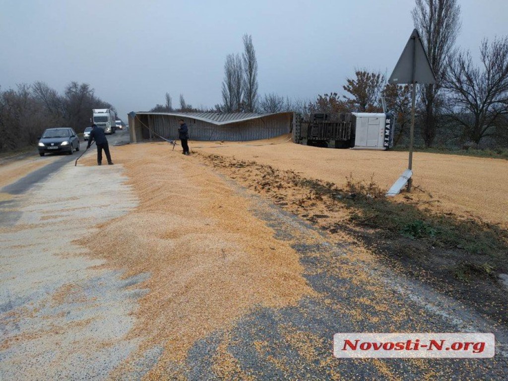 На трассе под Николаевом перевернулся грузовик с кукурузой (ФОТО)