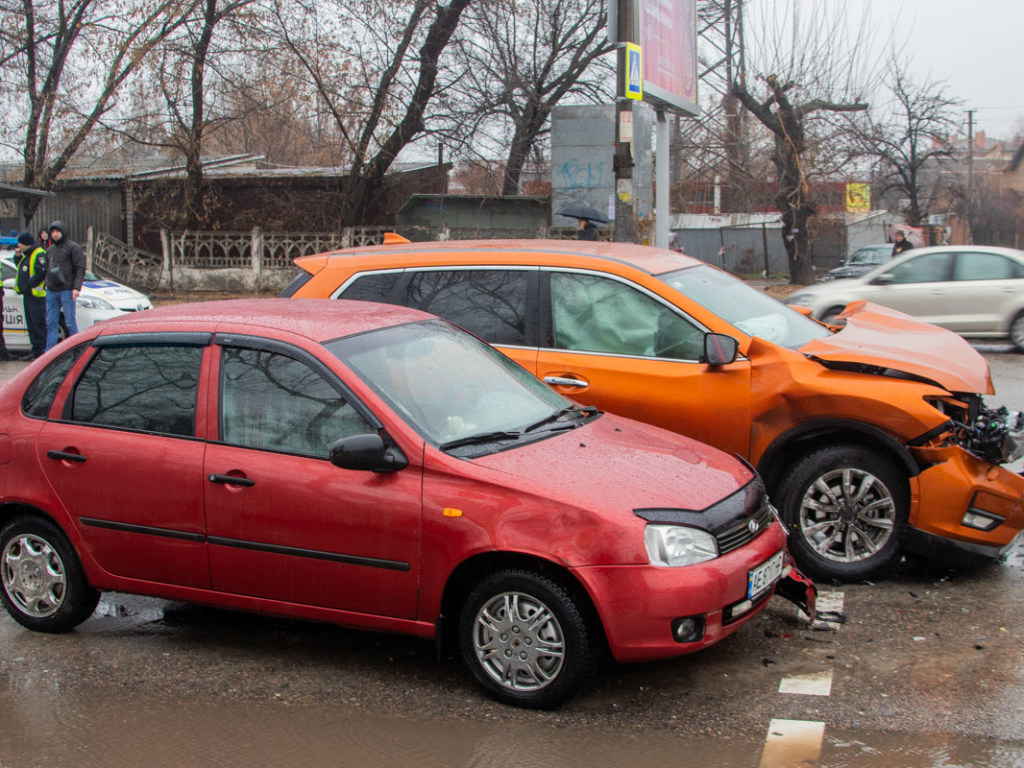 В Днепре водители Nissan и Mazda не поделили дорогу и влетели в Lada (ФОТО)