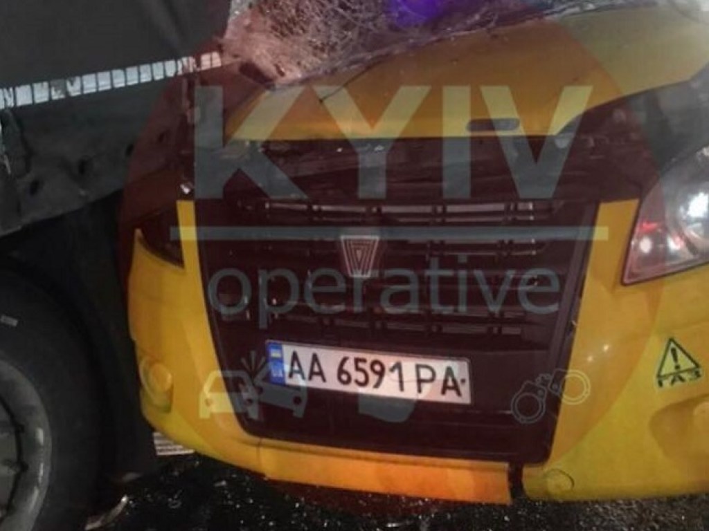 Жуткое ДТП с маршруткой и фурой под Киевом: умер один из пострадавших