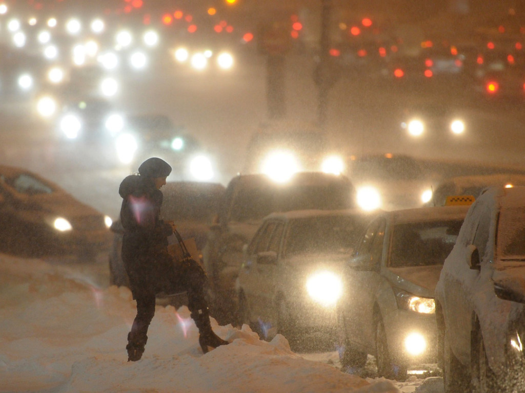 Из-за снегопада центр Киева парализовали 7-балльные пробки (КАРТА)