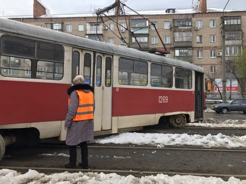 Грузовик протаранил трамвай в Харькове (ВИДЕО)