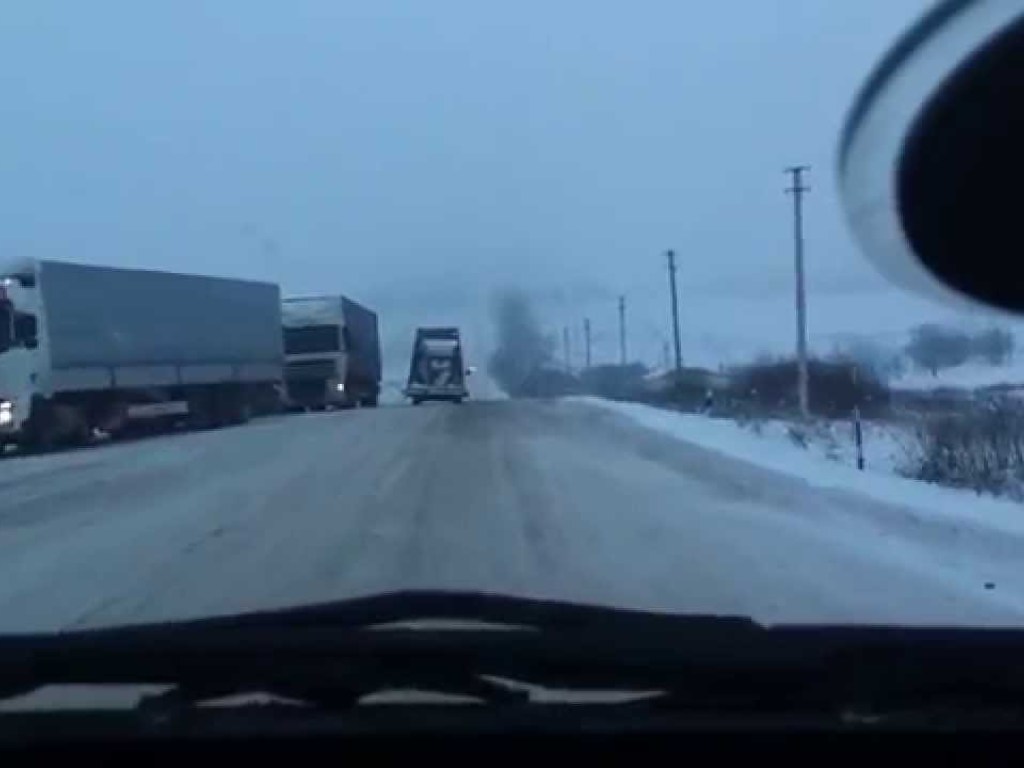 В ожидании снегопада: сегодня с 16:00 грузовики перестанут пускать в Киев