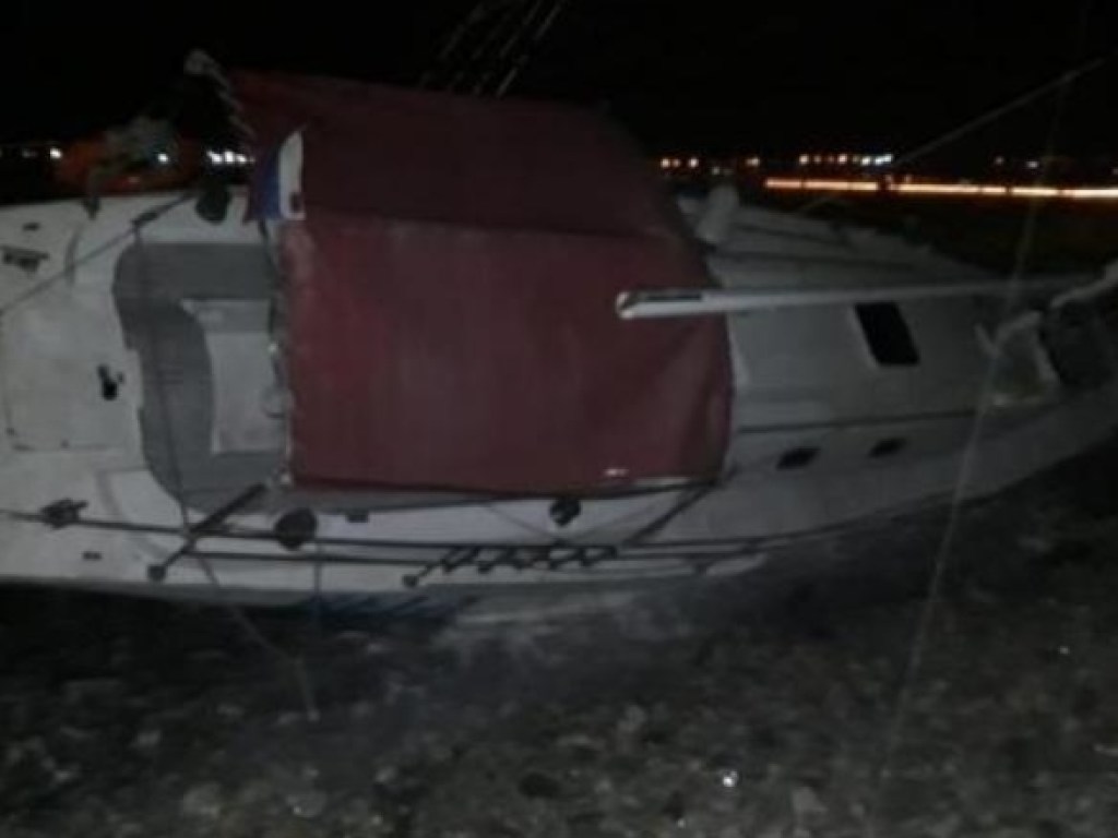 Во время шторма в Черном море затонула яхта: на борту находилось 5 человек