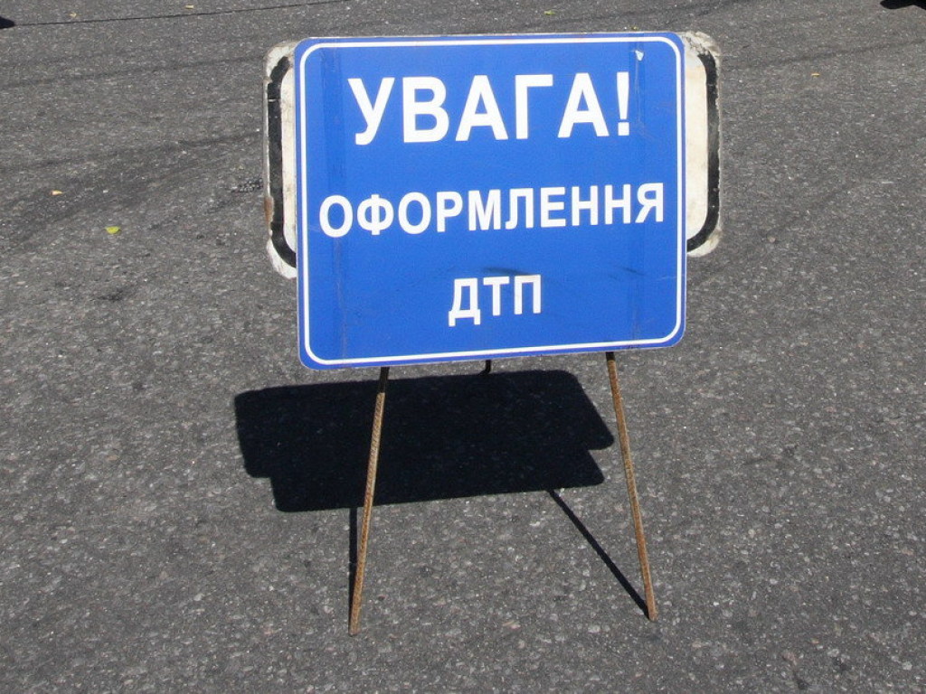 В Киеве водитель Volkswagen заблокировал движение трамваев (ФОТО)