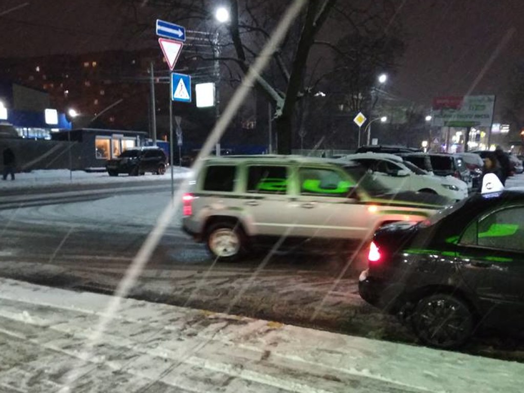 Снегопад застал таксистов врасплох: под Киевом водители боятся заезжать на парковки (ФОТО)