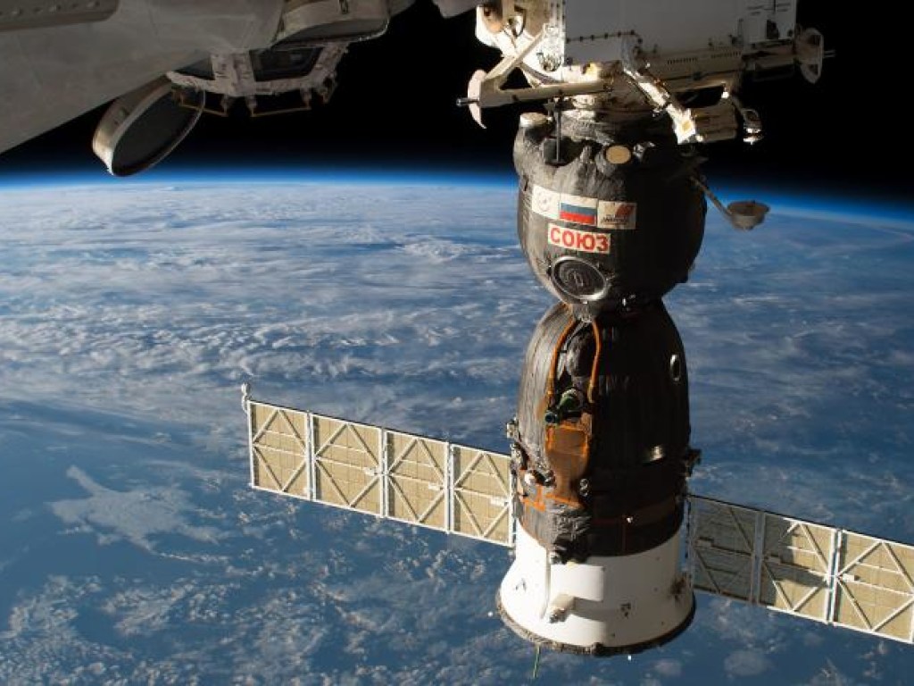 Российские космонавты вышли в открытый космос и осмотрели дыру в «Союзе»