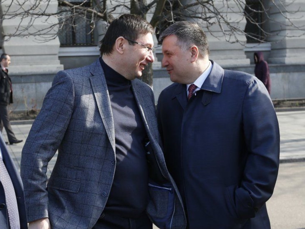 Политолог о вялой медийной активности Авакова и Луценко: один занялся выборами, другой – текущими делами