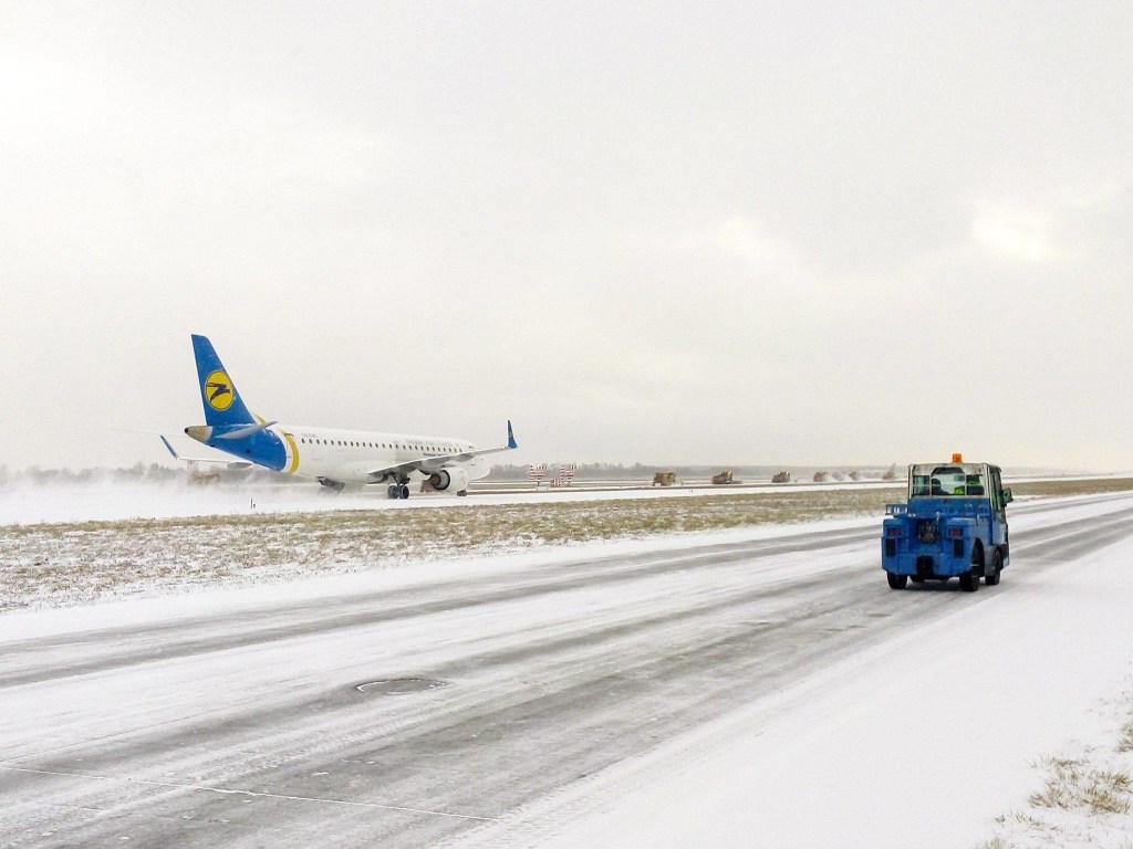 В аэропорту «Борисполь» из-за снегопада задерживаются рейсы