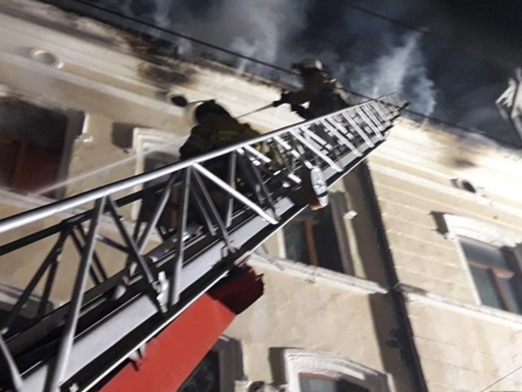 В Черновцах пожар: эвакуировали 30 человек, движение транспорта перекрыли