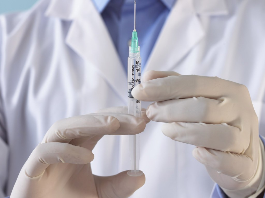 Опасная вакцинация: Мужчину парализовало после прививки
