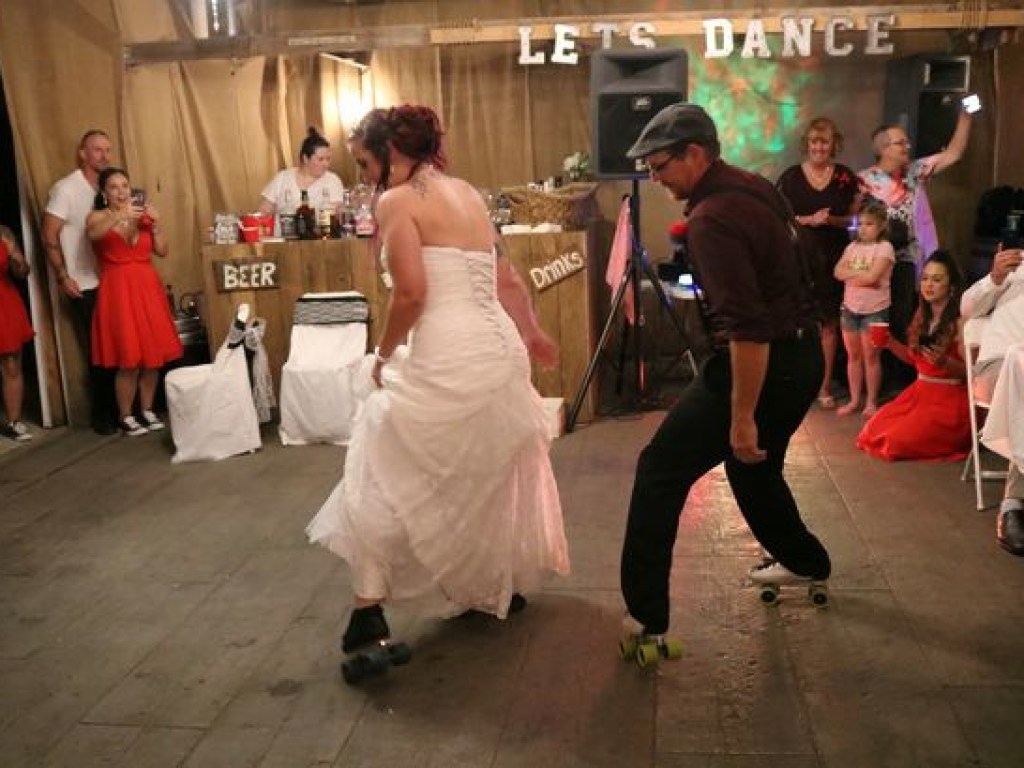 Невеста удивила гостей свадьбы танцами на роликах (ВИДЕО)