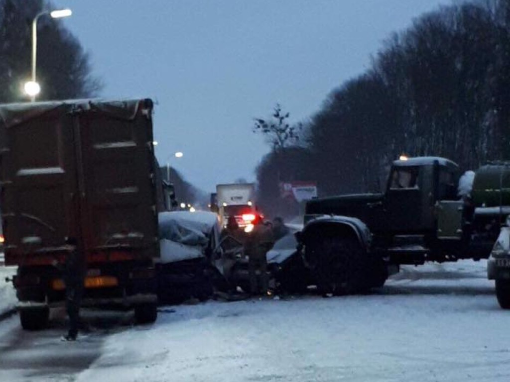 ДТП в Львовской области: военный КрАЗ столкнулся с микроавтобусом, пострадали 7 человек (ФОТО)