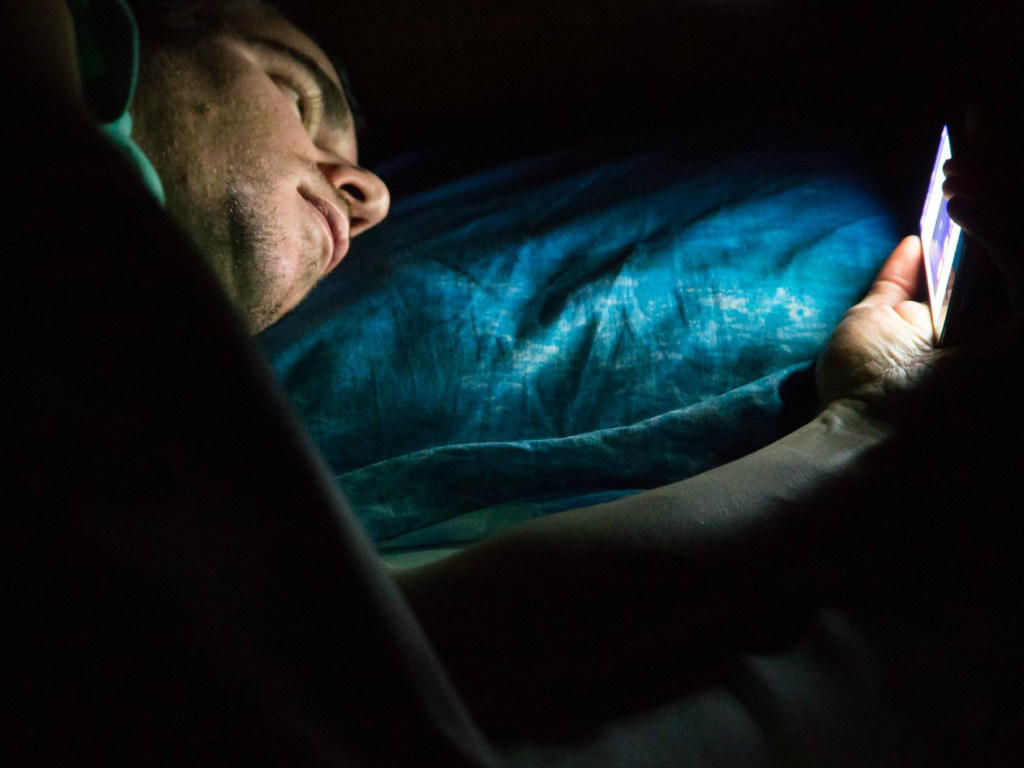 Темные пятна и морщины: Синий свет смартфонов опасен для кожи