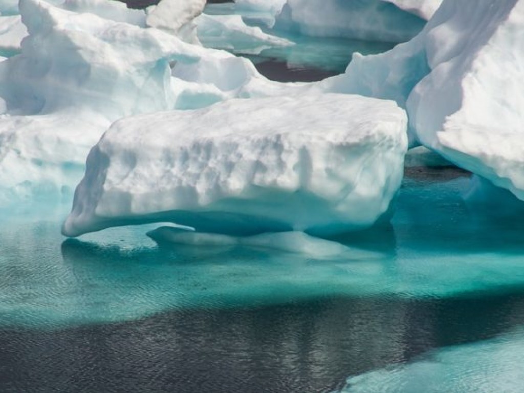В Гренландии с огромной скоростью начал таять лед