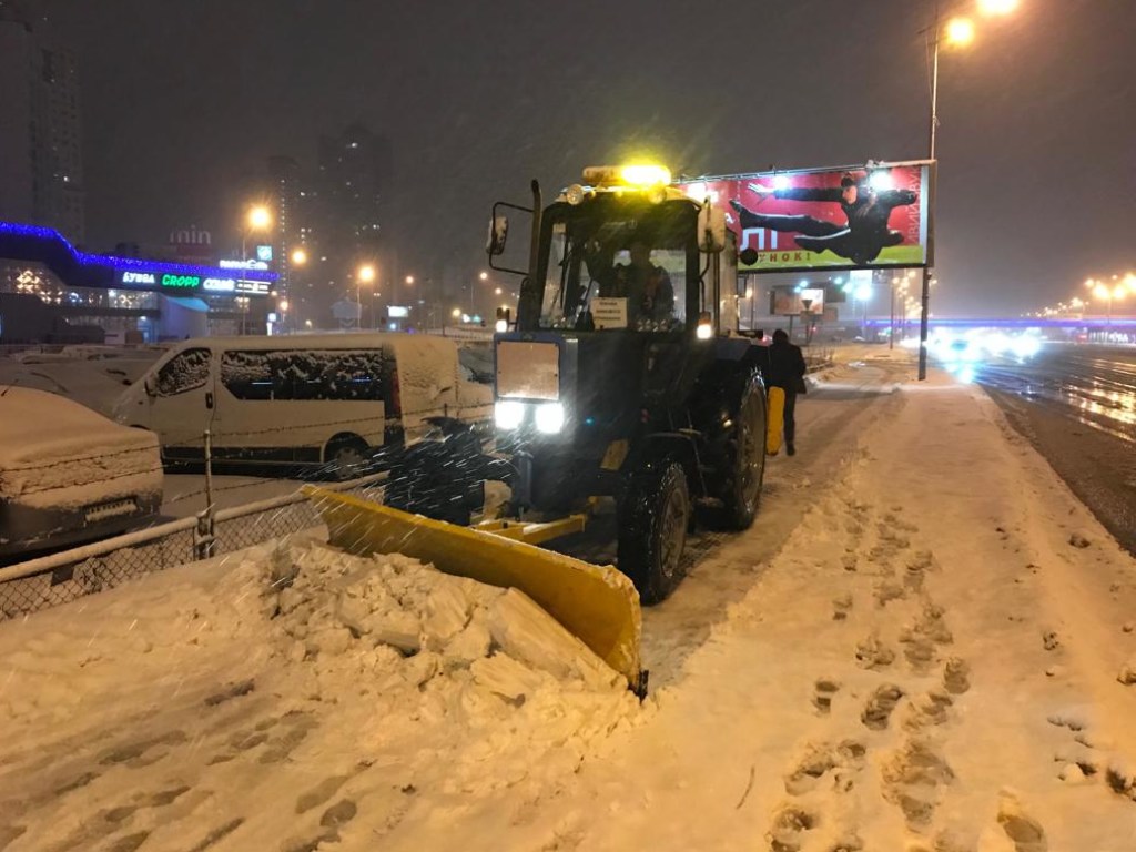Коммунальщики задействовали 363 единицы спецтехники для уборки снега в Киеве (ФОТО)