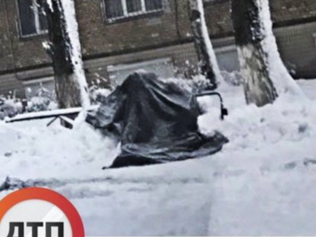 В Святошинском районе Киева посреди дороги умер мужчина (ФОТО)