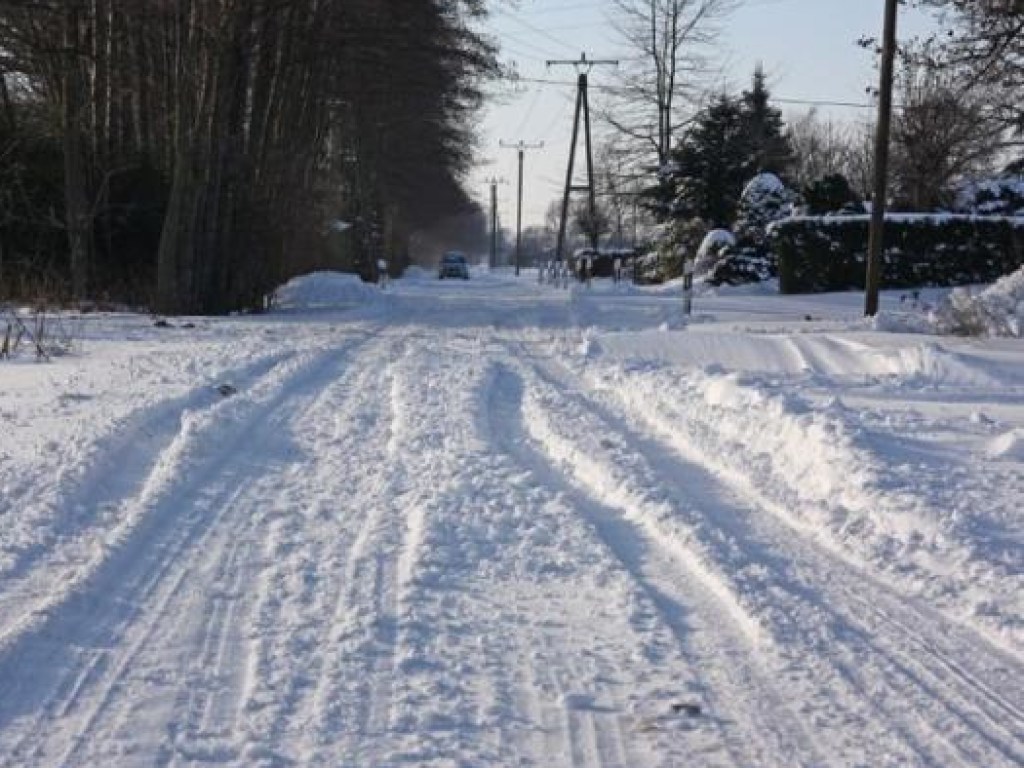 Ноу-хау от дорожников: под Ичней во время снегопада начали укладывать асфальт (ВИДЕО)