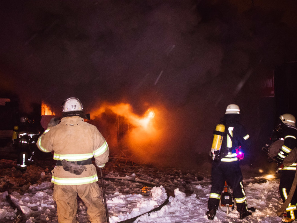На рынке «Юность» в Киеве произошел пожар: горели склады  (ФОТО, ВИДЕО)