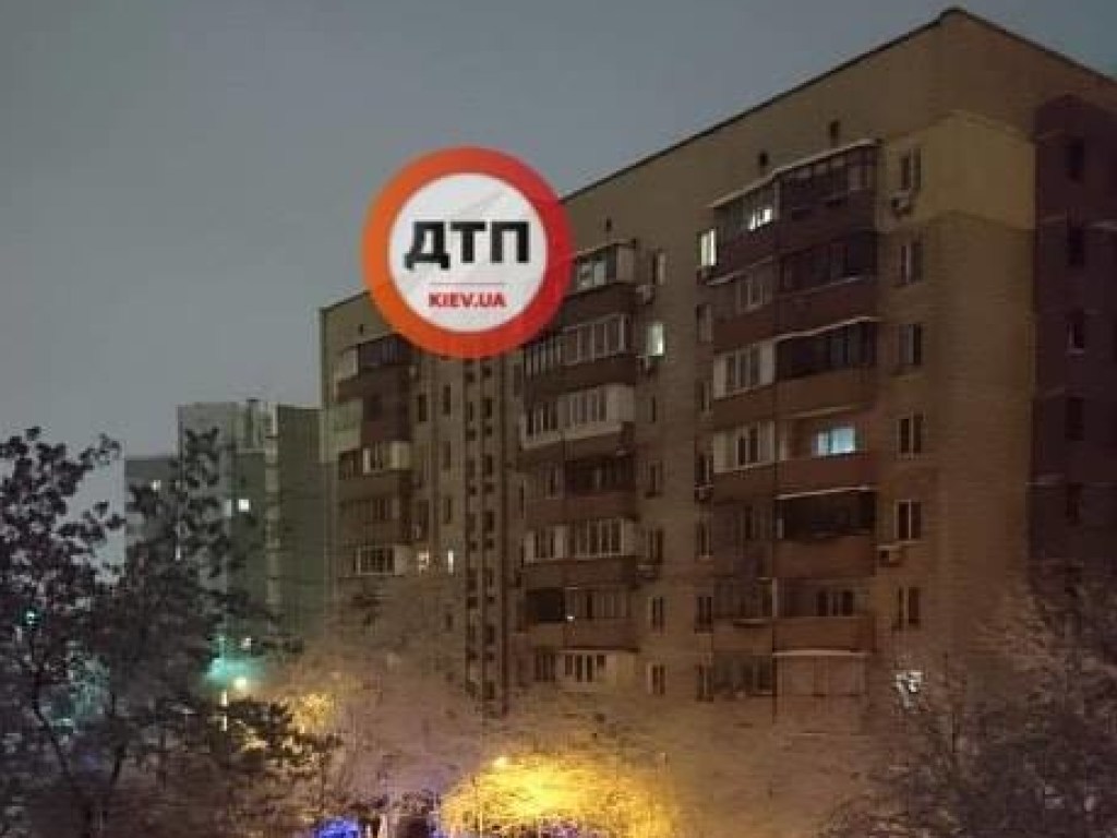 На Южной Борщаговке в Киеве девушка выпала из окна 9 этажа (ФОТО)