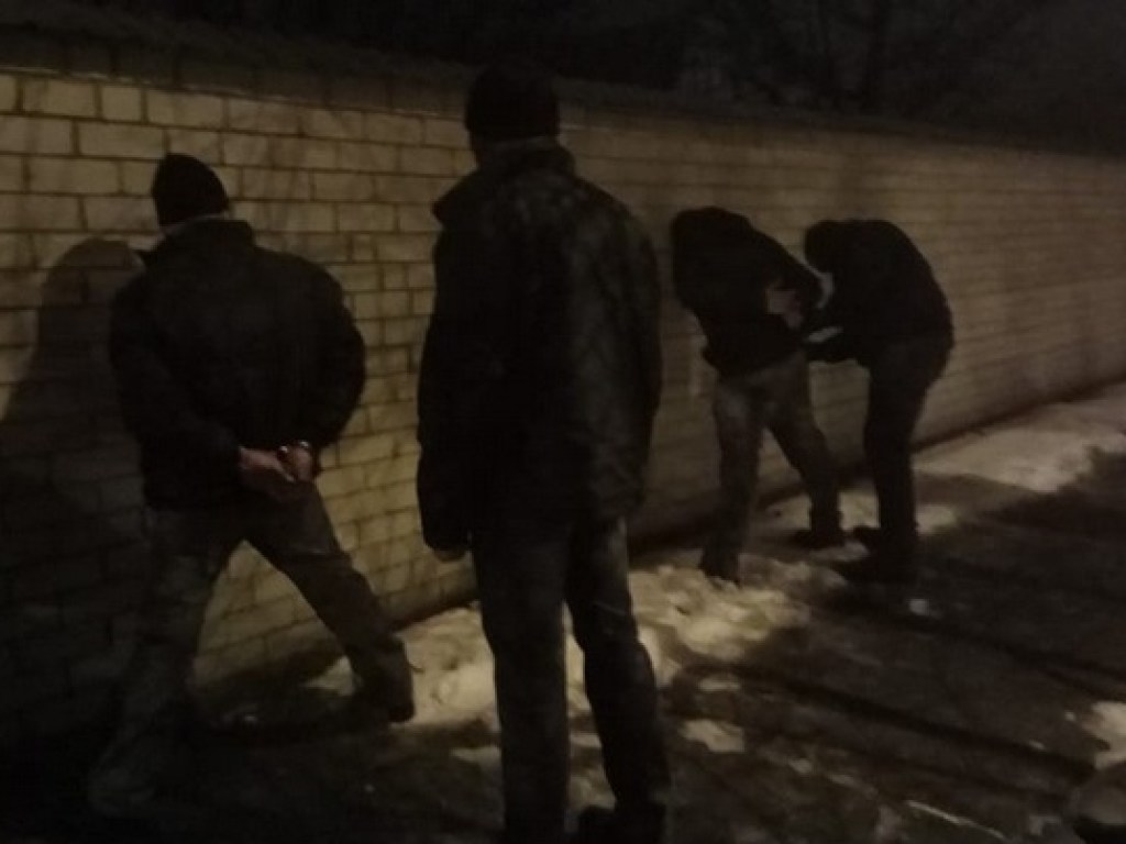 В Киеве задержали полицейского, сбывавшего оружие вместо со своими подельниками (ФОТО)