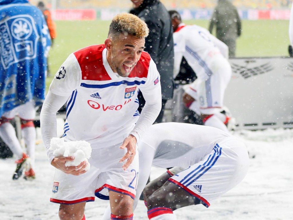Матч «Шахтер» &#8212; «Лион»:  французские футболисты обрадовались снегопаду  (ФОТО)