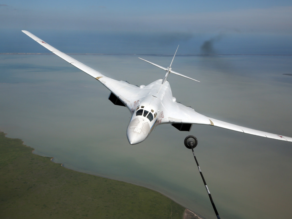 Российский сверхзвуковой ракетоносец Ту-160 пролетал над Карибским морем (ВИДЕО)