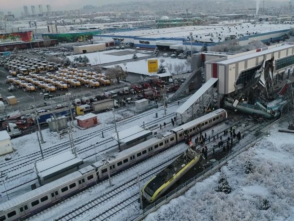 В Анкаре скоростной поезд столкнулся с локомотивов: 7 человека погибли, еще 43 получили ранения (ФОТО)