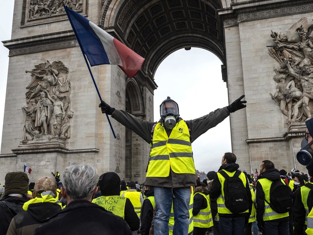 «Желтые жилеты» в Париже: РФ и другие страны могут вмешиваться в протесты