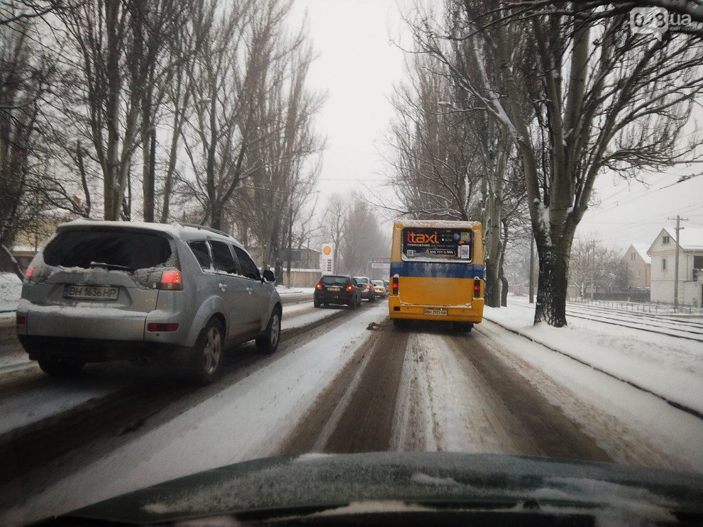 Из-за сильного снегопада Одесса стоит в пробках (ФОТО)