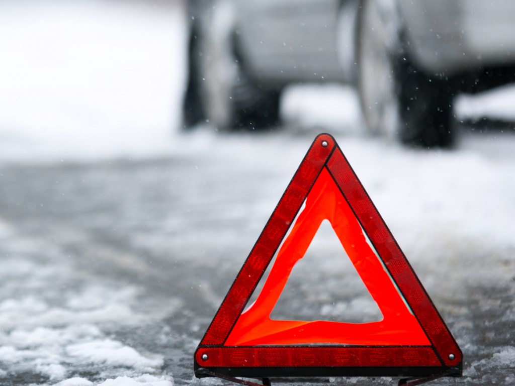 За сутки в Киеве зафиксировали более 100 случаев ДТП на дорогах из-за снегопада