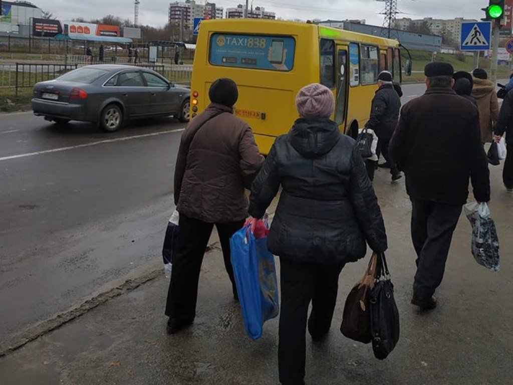 Во Львове водитель маршрутки поддал газу при виде пенсионеров-льготников (ФОТО)