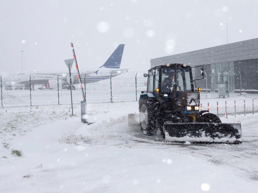 В киевских аэропортах задерживают или отменяют рейсы самолетов из-за непогоды