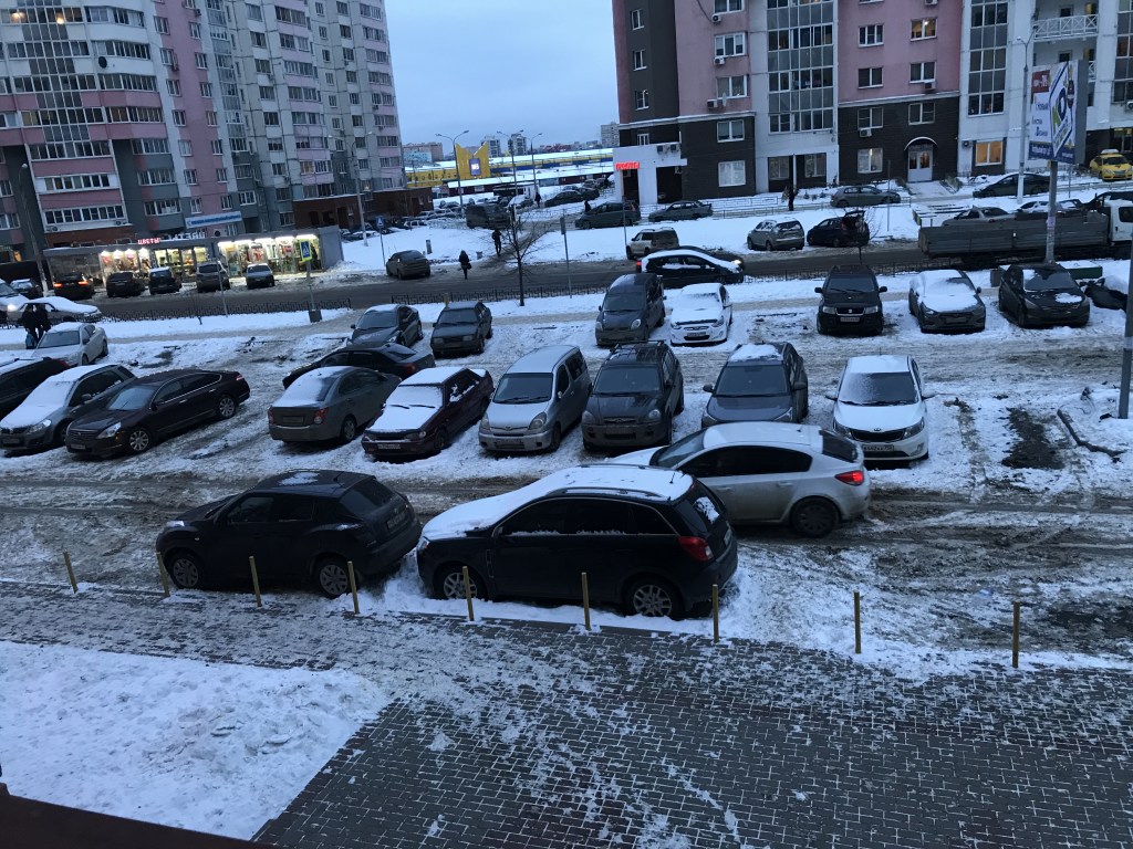 С 1 сентября в Украине запретят парковаться возле жилых домов