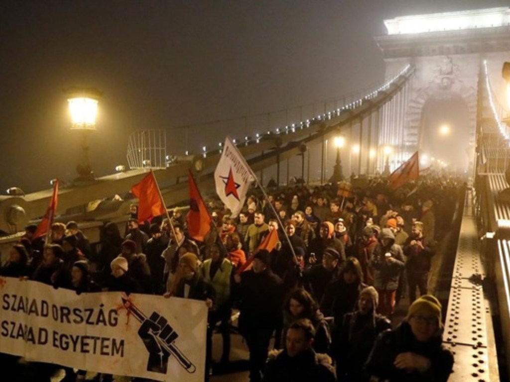 В Будапеште протестуют против «рабского закона»: полиция забрызгала демонстрантов слезоточивым газом (ФОТО)