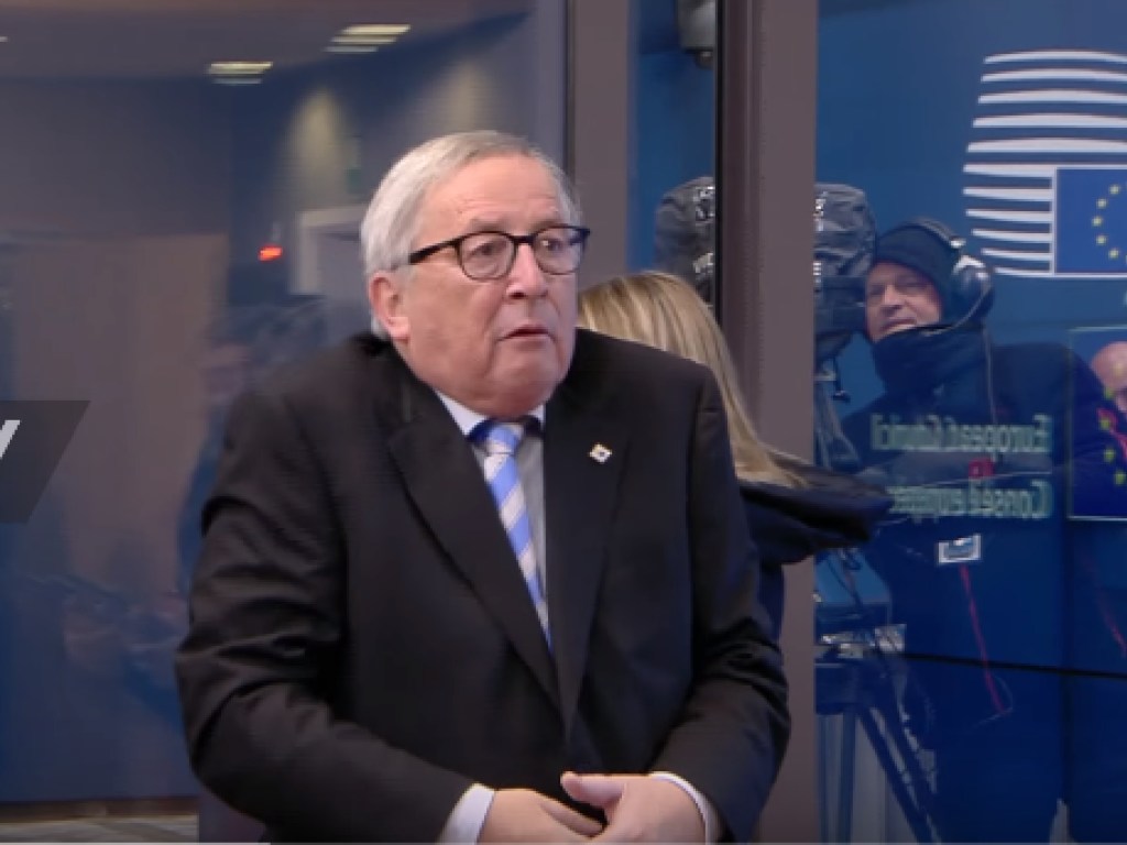 Глава Еврокомиссии взъерошил женщине волосы на саммите ЕС (ФОТО, ВИДЕО)