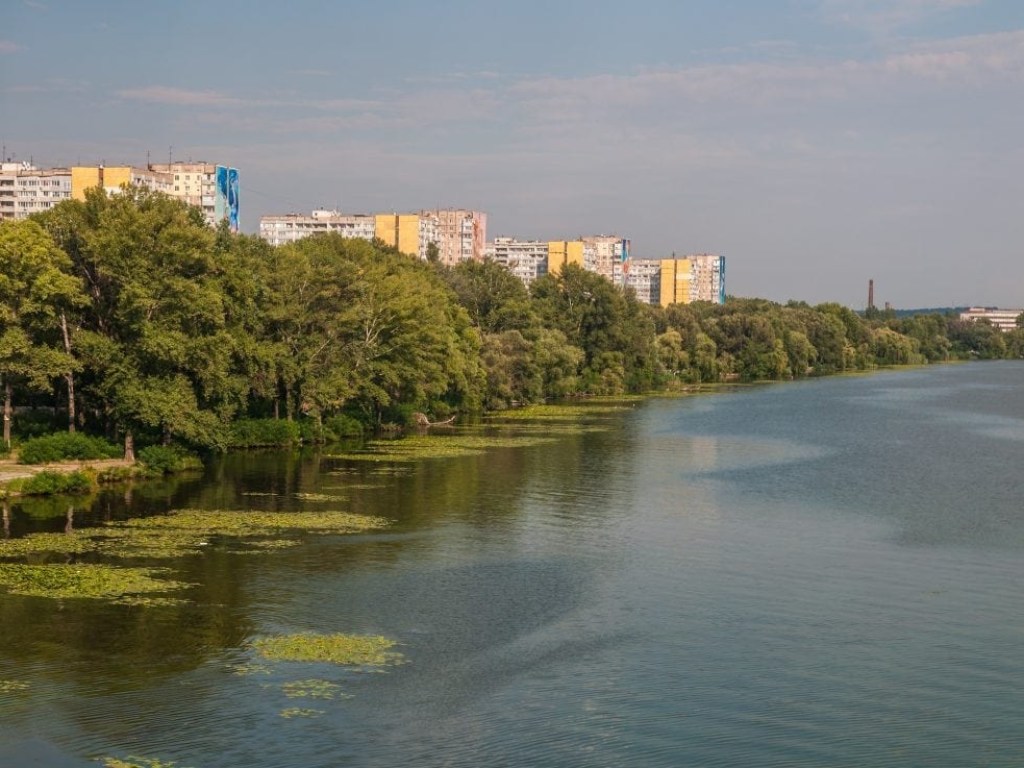 В реку Днепр под Запорожьем слили мутную жидкость (ВИДЕО)