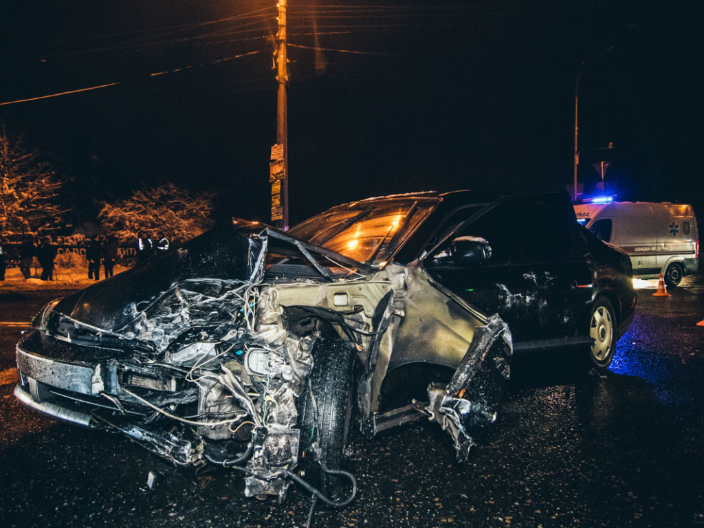 В Киеве таксист протаранил Chevrolet и вылетел на обочину: пострадали оба водителя (ФОТО, ВИДЕО)