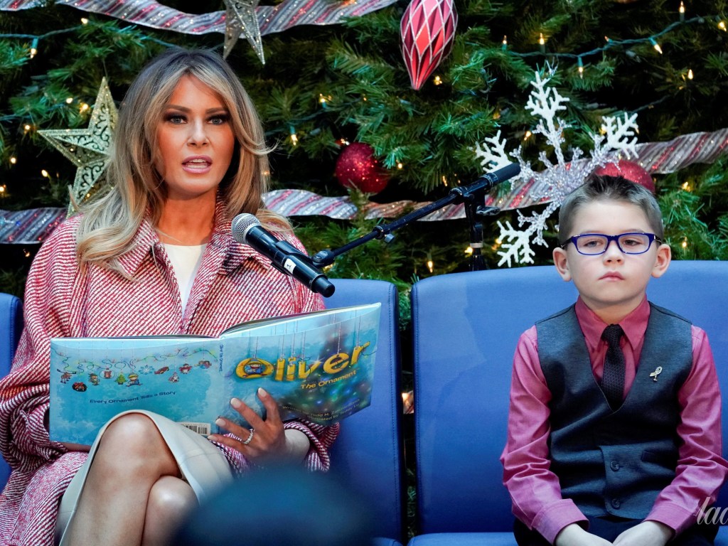 Элегантная Мелания Трамп посетила детей из госпиталя перед Рождеством (ФОТО)