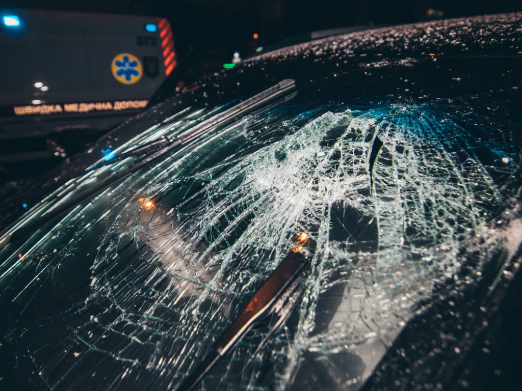 В Киеве Volvo протаранил бетонный отбойник: водитель погиб на месте (ФОТО, ВИДЕО)