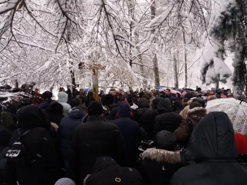 Верующие УПЦ МП собрались под Радой на акцию протеста (ФОТО)