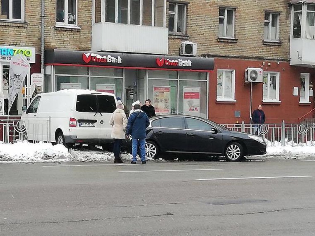В Киеве микроавтобус влетел в авто с беременной женщиной и протаранил зоомагазин (ФОТО)