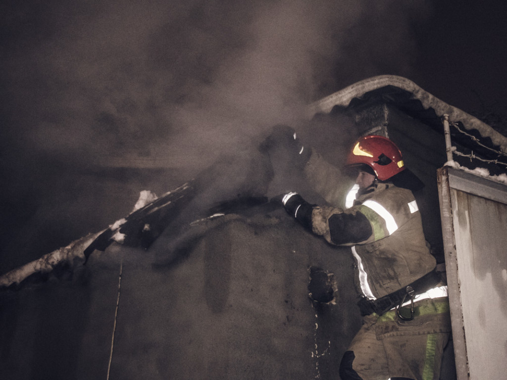 В Киеве горело здание на территории Института прочности (ФОТО, ВИДЕО)