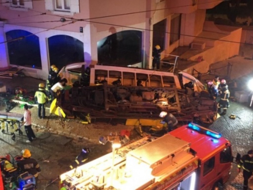 Трамвай с пассажирами сошел с рельсов в Лиссабоне: пострадали 28 человек (ВИДЕО)